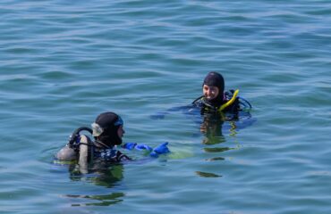Deniz yüzeyinde dalışa hazırlanan iki dalıcı